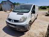 une camionnette blanche garée dans la poussière