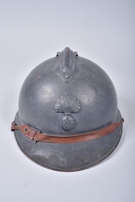 un vieux casque avec un bandeau en cuir sur un fond blanc