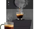un gros plan sur une tasse de café à côté d'une machine à café