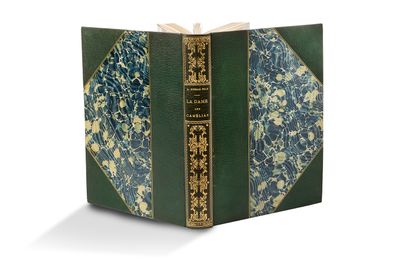 un vieux livre à la couverture verte et aux bords dorés