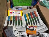 une boîte contenant de nombreux types de couteaux différents