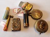 un grand nombre d'objets posés sur une table