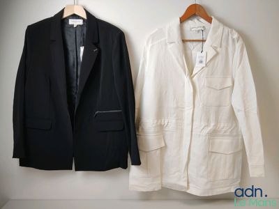 deux vestes accrochées au mur l'une à côté de l'autre