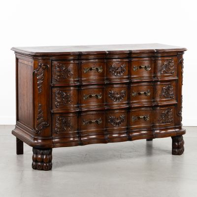 une photo d'une commode en bois dont les tiroirs sont sculptés