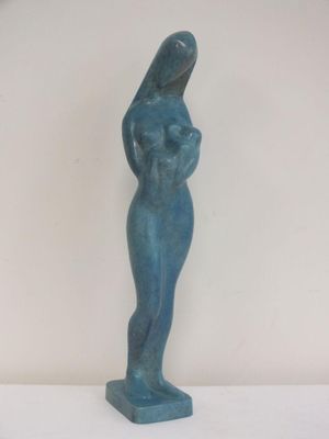 une statue bleue représentant une femme debout sur une table blanche