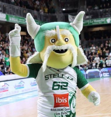 la mascotte d'une équipe de basket-ball, vêtue d'une tenue verte et blanche