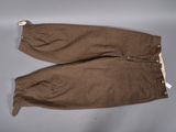 une photo d'un pantalon marron posé sur une table