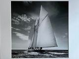photographie en noir et blanc d'un voilier en mer sous un ciel nuageux