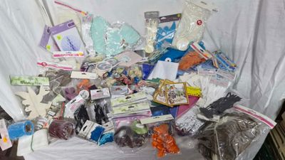 une pile d'objets assortis sur une table