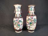 deux vases posés sur un fond noir