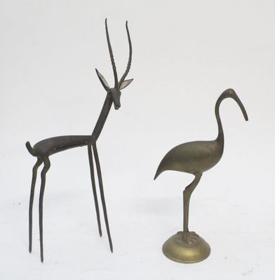 Rencontre entre une antilope et une échassier d'Afrique, en …