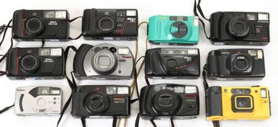 de nombreux modèles d'appareils photo numériques sur la table