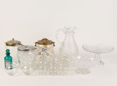 beaucoup d'objets en verre qui se trouvent sur la table