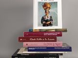 plusieurs livres empilés sur une table