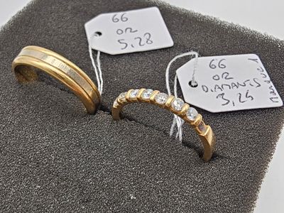 deux bagues et une étiquette de prix sur un morceau de tissu