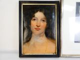 un tableau représentant une femme en robe noire et une photo d'un homme en chemise blanche