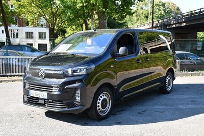 une camionnette noire garée dans un parking