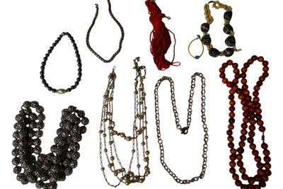 plusieurs types de colliers et de bracelets sur fond blanc