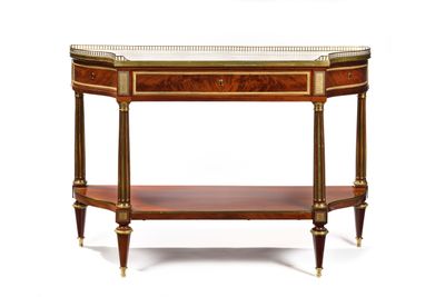 une petite table avec un plateau en verre sur fond blanc