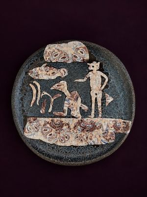 une assiette avec l'image d'un homme et d'un chien