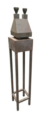 une table en bois sur laquelle sont posées deux bougies