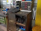 une armoire métallique dans un garage, sur laquelle sont posés des outils