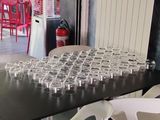 une table sur laquelle se trouvent de nombreux verres vides