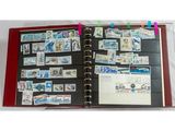 un livre sur lequel sont collés des timbres, avec un classeur posé dessus