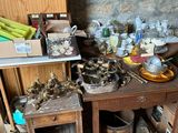 une table en bois sur laquelle sont posés tout un tas d'objets