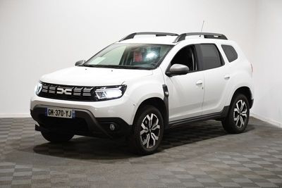 la dacia blanche est garée dans une pièce au sol en damier