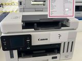 une imprimante Canon posée sur un comptoir dans un magasin