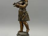 une statue en bronze représentant une jeune fille jouant du violon, posée sur un socle en marbre