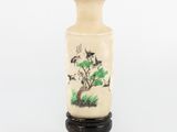 un vase blanc orné d'une peinture représentant des oiseaux