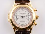 une montre-bracelet en or avec un cadran blanc et un bracelet en cuir marron