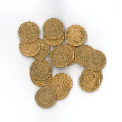 une pile de pièces d'or sur une surface blanche