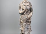 une statue ancienne d'une femme tenant un bébé dans ses bras