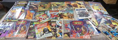 beaucoup de bandes dessinées sur la table