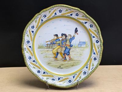 une assiette sur laquelle est représenté un homme et une femme