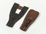 une paire d'étuis en cuir pour un couteau et un étui pour un couteau