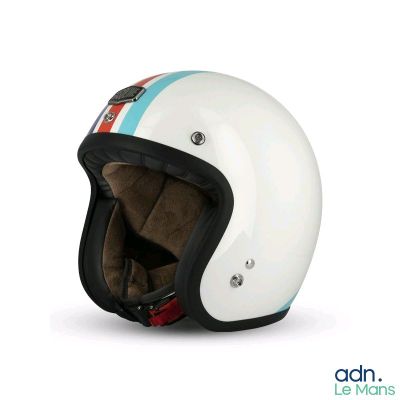 un casque blanc orné d'une bande bleue et rouge
