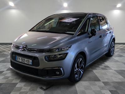 La nouvelle Citroën est garée dans le showroom.