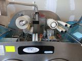 une machine sur laquelle sont posés de nombreux rouleaux de papier
