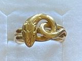 une bague en or ornée d'un serpent, dans une boîte