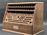 une vieille caisse enregistreuse en bois contenant beaucoup de pièces de monnaie