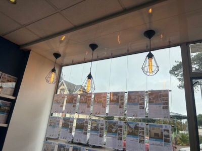 several light bulbs hang from the ceiling of a restaurant