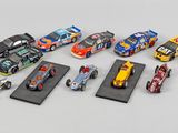 un grand nombre de petites voitures posées sur une table