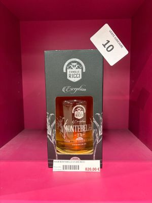 une bouteille de whisky dans une boîte rose, posée sur une étagère
