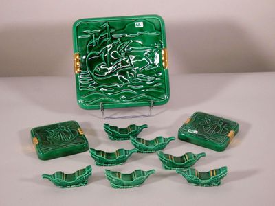 beaucoup d'objets verts qui se trouvent sur la table