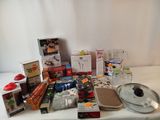 une table sur laquelle sont disposés de nombreux plats