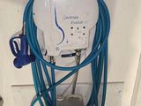 un chargeur électrique fixé au mur et muni d'un tuyau bleu